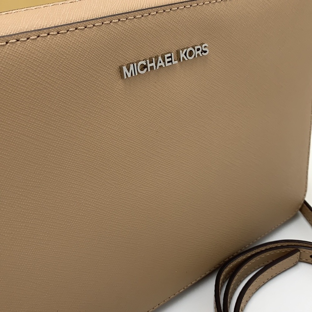 Michael Kors Jet Set Item Large East West Zip Crossbody Leather Camel
NWT - Picture 7 of 16